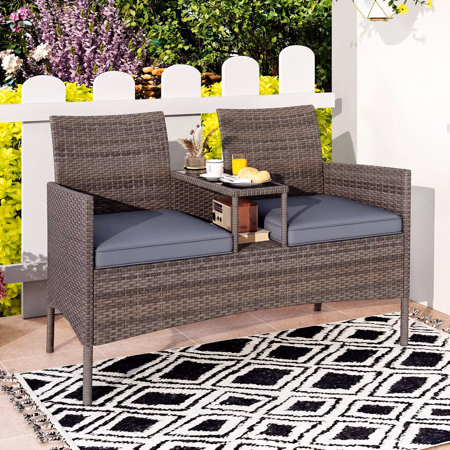 Divano da esterno Costway in rattan grigio con tavolino integrato in vetro temperato e cuscini per 2 persone