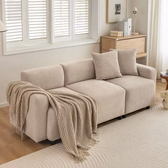 Divano a tre posti in ciniglia con schienale alto cuscini decorativi e braccioli arrotondati beige 211 × 67 × 71 cm
