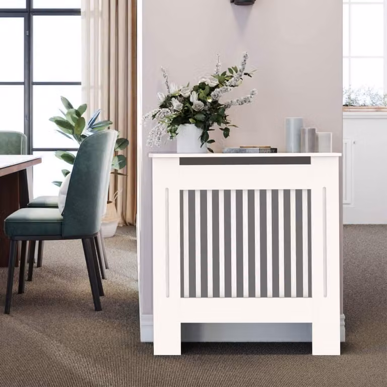Copertura per radiatore in legno con lamelle verticali, ideale per interni moderni