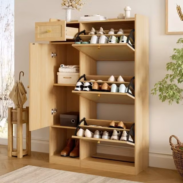 Scarpiera salvaspazio in stile scandinavo con ante a ribalta e cassetto, finitura beige e oro, in legno e rattan, L: 125 cm, P: 25 cm, H: 125 cm