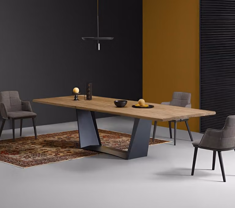 Eleganter Esstisch aus Eichenholz mit Metallgestell – Modernes Design