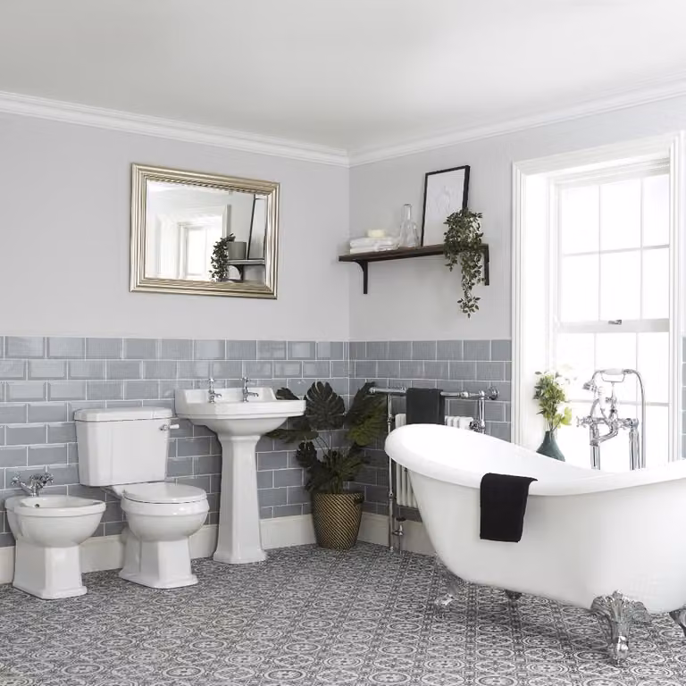 Set Bagno con Vasca Freestanding, Sanitario con Cassetta Alta, Lavabo a Colonna e Bidet - Richmond