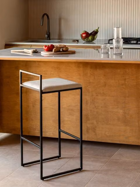 Sgabello imbottito Stan beige con struttura in metallo nero Kenay Home