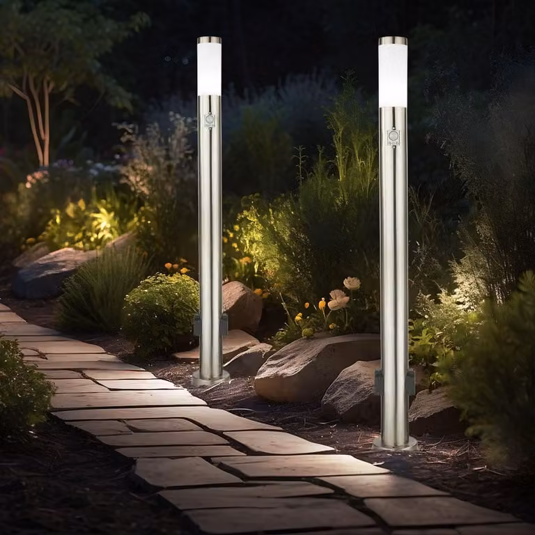 Set di 2 lampade da terra da esterno con due prese elettriche e sensore di movimento