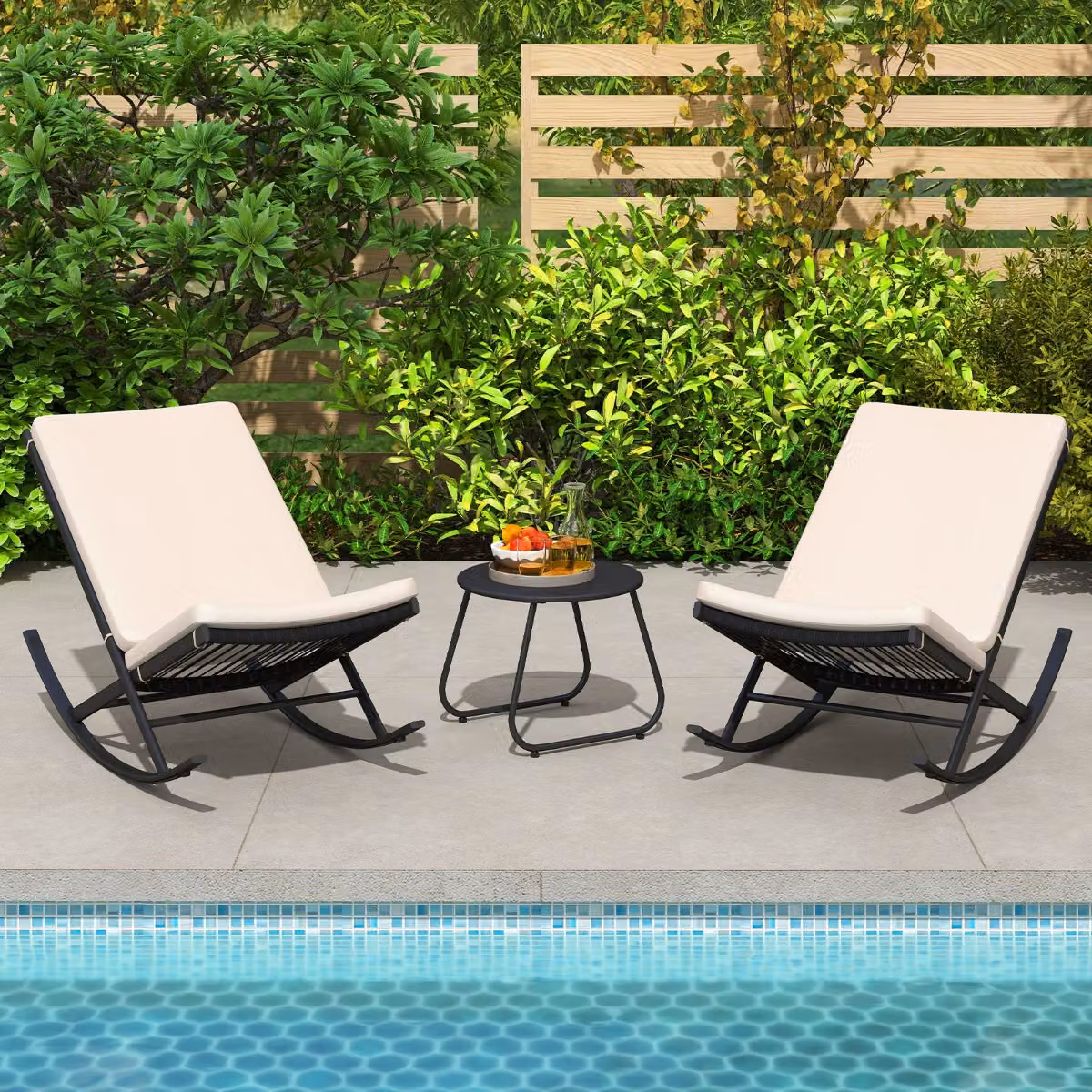 Set di mobili da giardino Costway composto da 3 sedie a dondolo in rattan PE con tavolino da caffè rotondo e cuscini spessi, colore beige