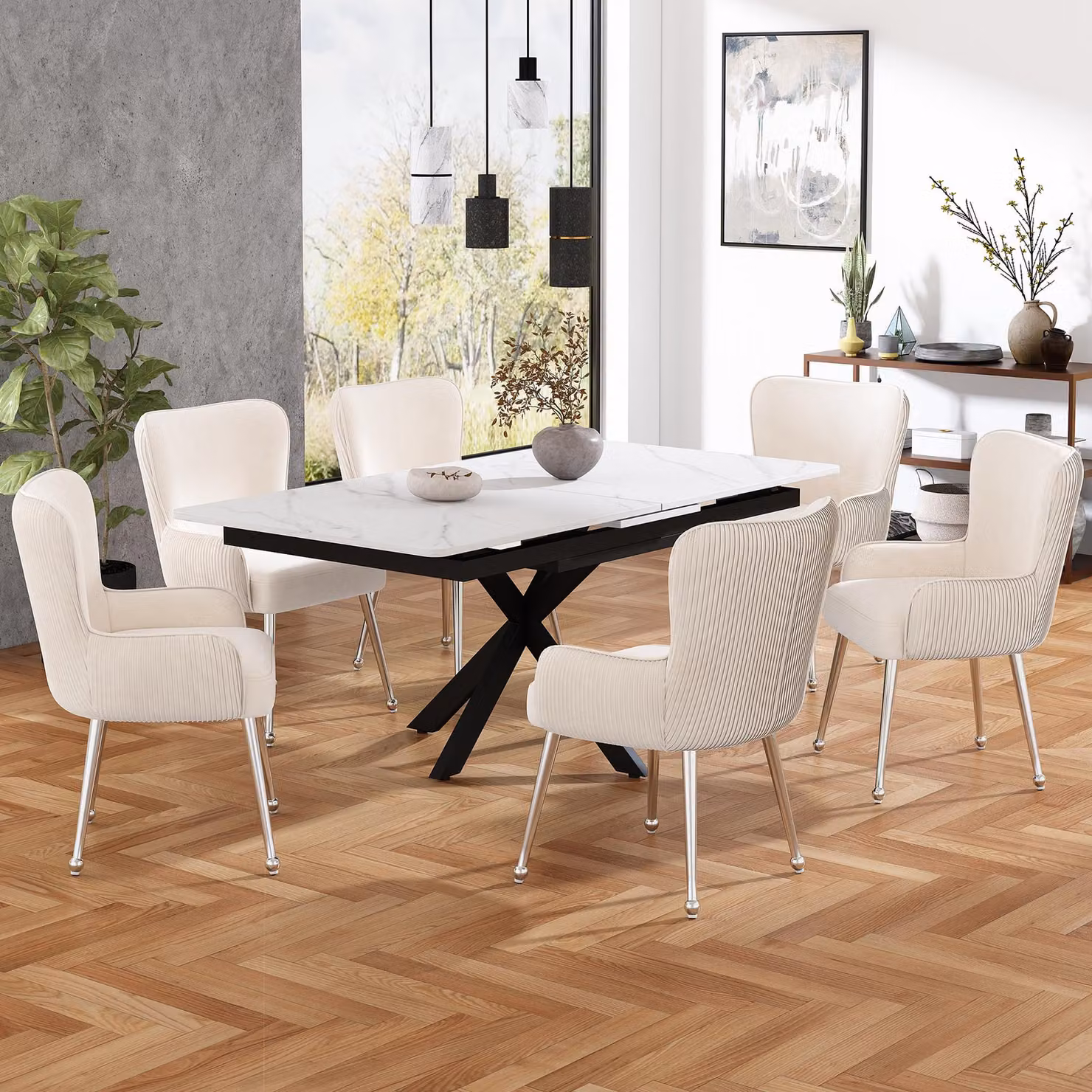 Set di 4 poltrone da pranzo in velluto, lussuose, ideali per soggiorno, camera da letto o salotto. Le poltrone sono dotate di quattro gambe in metallo argentato, braccioli, piedini regolabili, supporto lombare e sono di colore beige