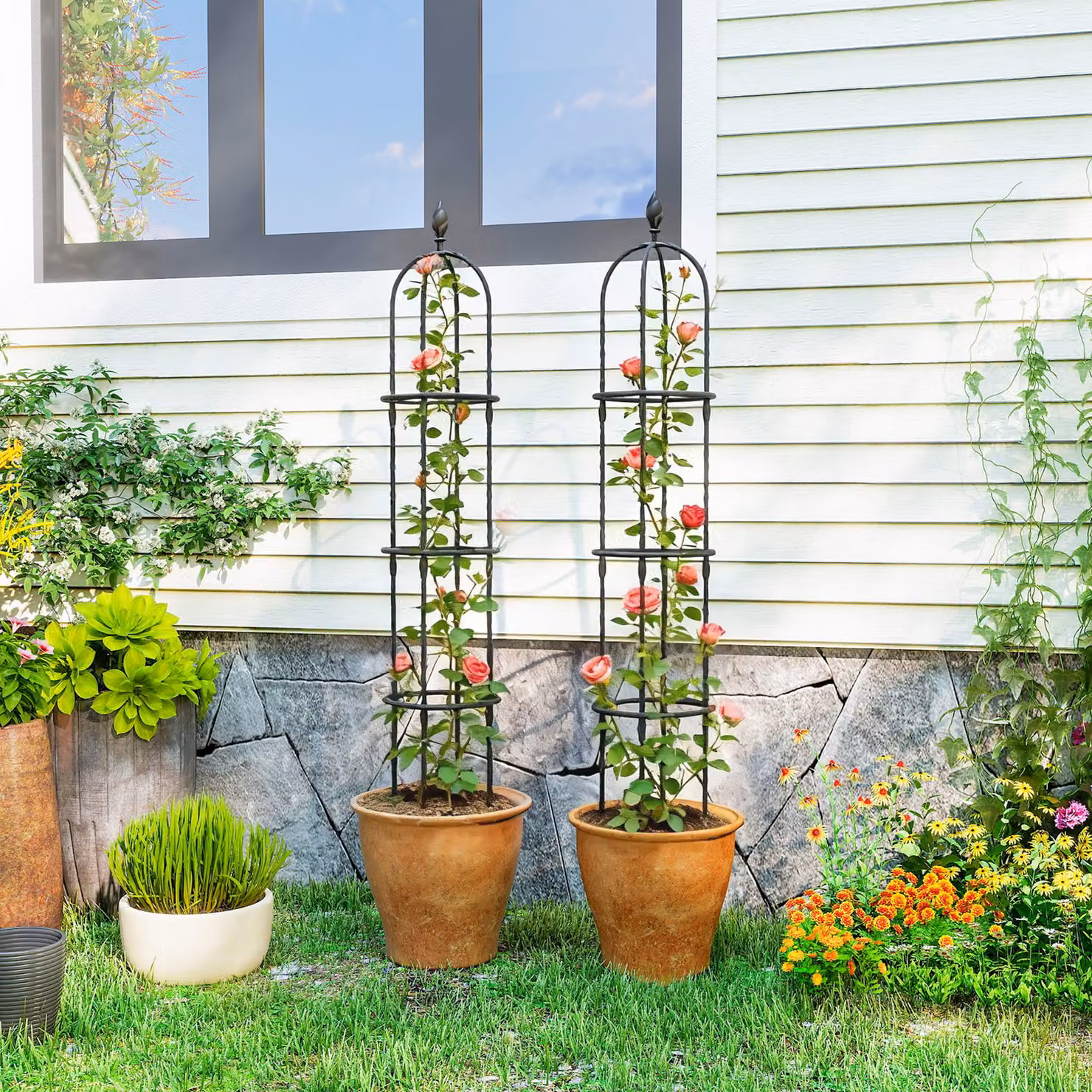 Set di 2 supporti per piante rampicanti Outsunny in acciaio antiruggine con decorazioni, Altezza: 170 cm, Nero – 2