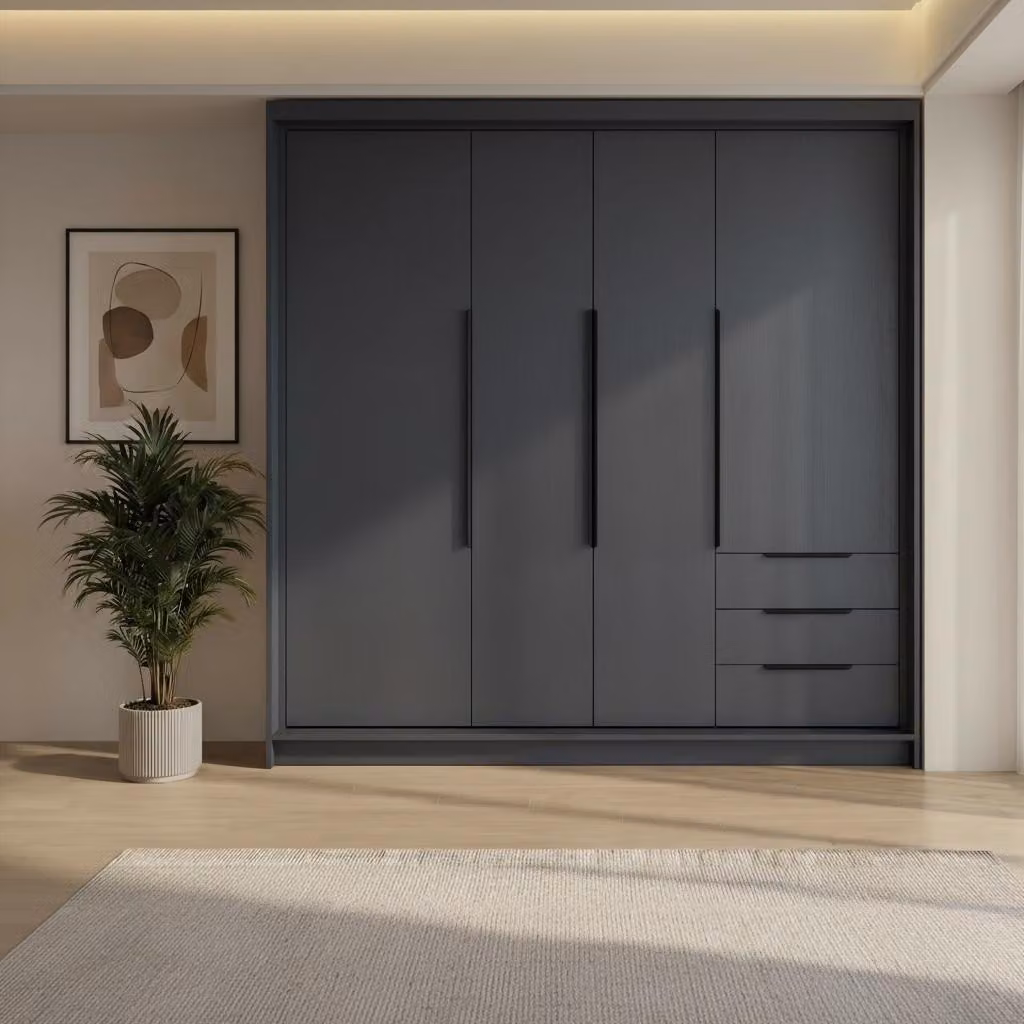 Spazioso armadio a quattro ante KLARI con cassetti e maniglie in metallo – design moderno