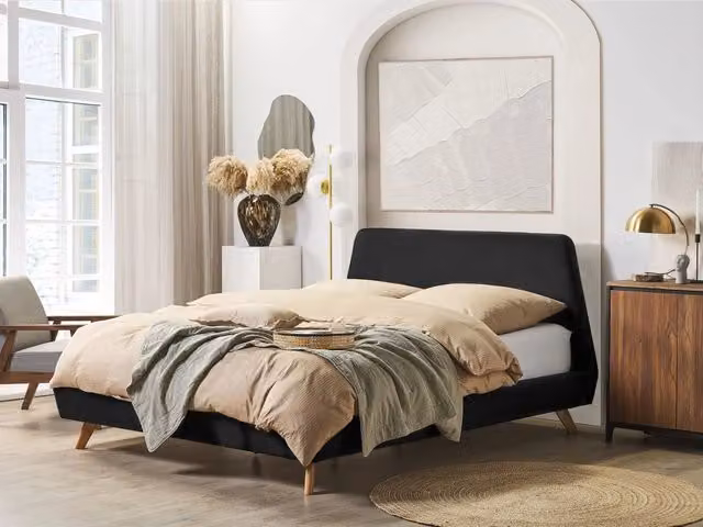 Letto Beliani in velluto nero con struttura imbottita e gambe in legno L/P: 180 x 200 cm