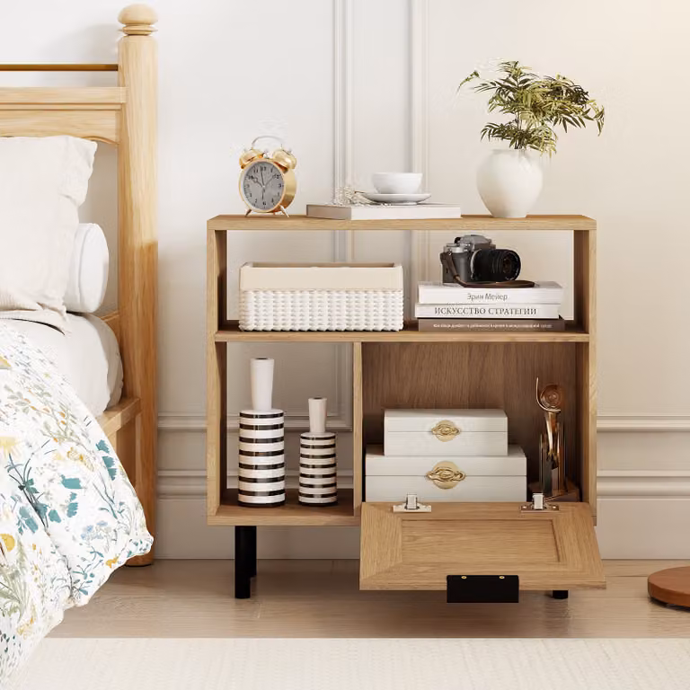 Comodino boho Costway in rattan e legno marrone con gambe in metallo, tavolino laterale multifunzionale per soggiorno e camera da letto