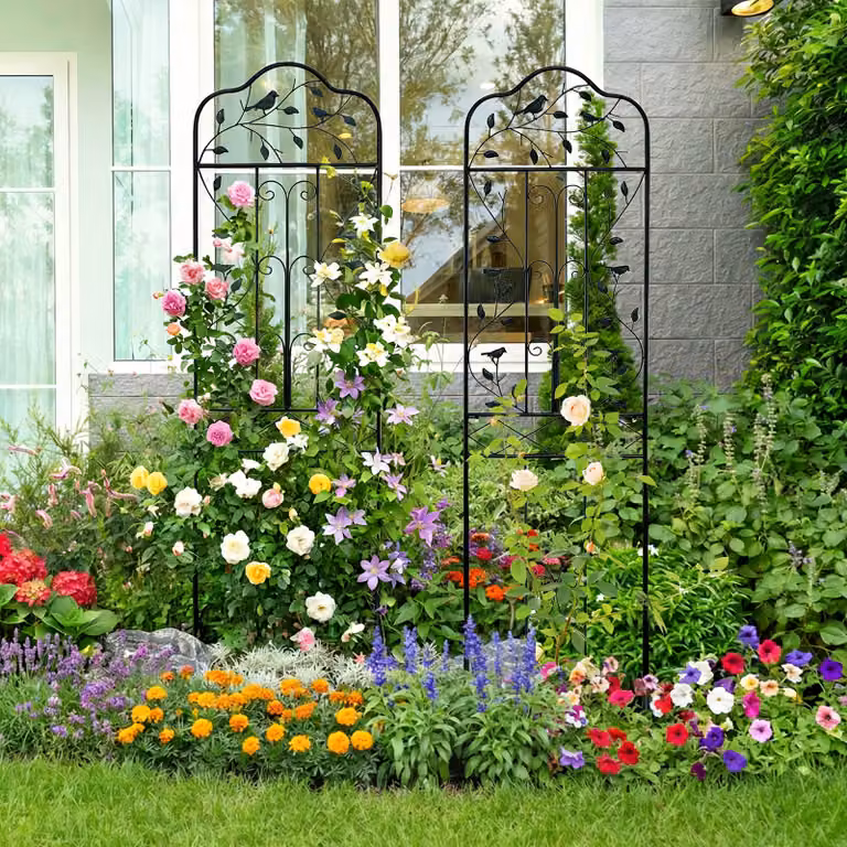 Set di 2 graticci da giardino Costway in metallo nero con ripiano pieghevole per piante rampicanti e fiori