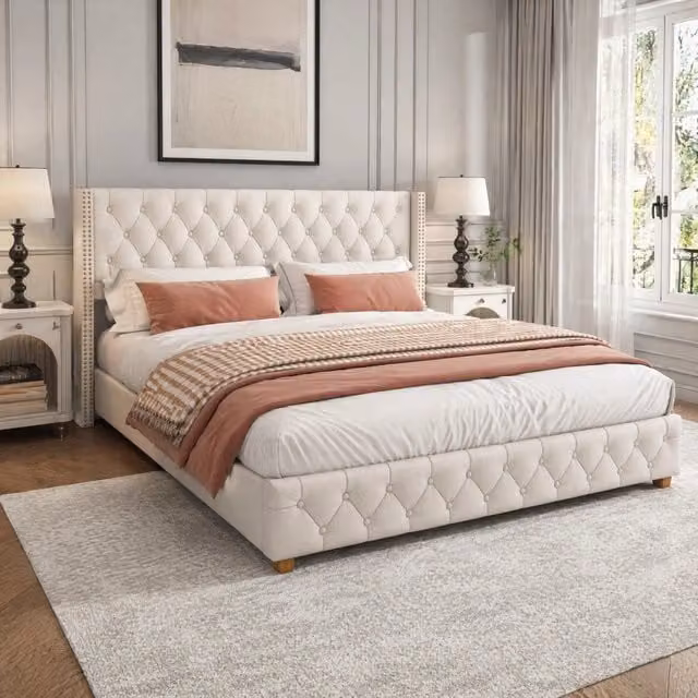 Letto imbottito capitonné in lino beige 140x190 cm con doghe e testiera con bottoni e rivetti, gambe in legno