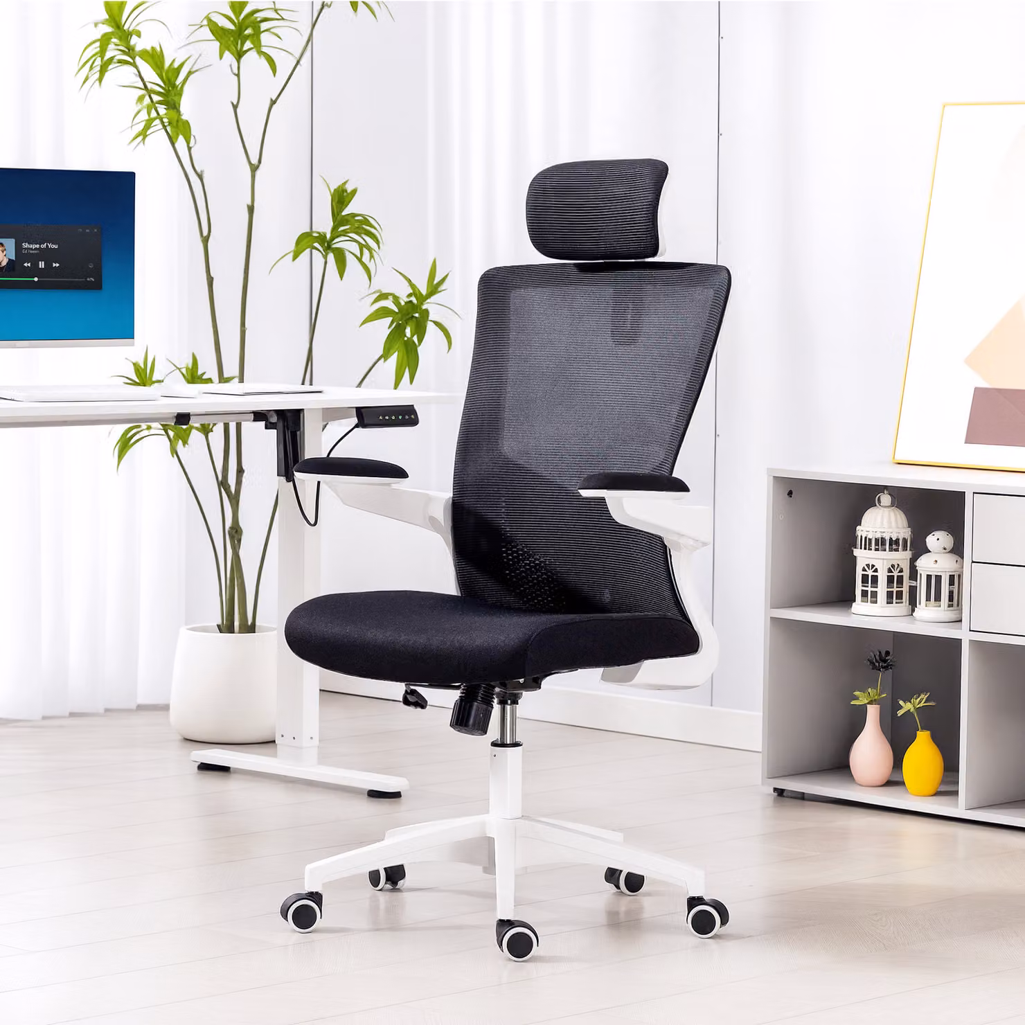 Sedia da ufficio ergonomica HOMCOM con poggiatesta e braccioli ribaltabili, nero, L: 60 cm, P: 63 cm, H: 120 cm – 2