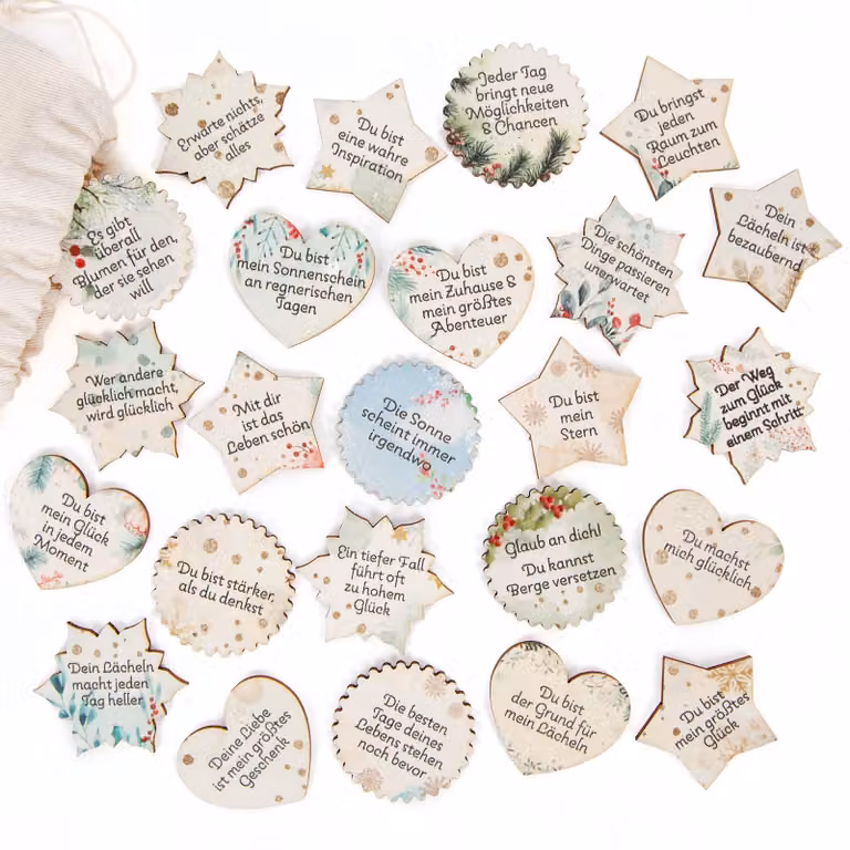 Calendario dell'Avvento con 24 piccoli oggetti portafortuna in legno, ognuno con una frase