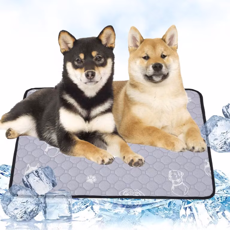 Tappetino refrigerante per cani, riutilizzabile, letto refrigerante per cani, ecologico, facile da piegare, ideale per l'uso in casa e in viaggio, cuscino auto-raffreddante per cani e gatti, perfetto per l'estate, dimensioni 60 x 45 cm (grigio)
