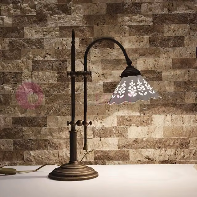 Abat jour VOLTERRA di Ceramiche Borso in ottone e ceramica bianca, stile rustico, con paralume a cono e base regolabile – 1