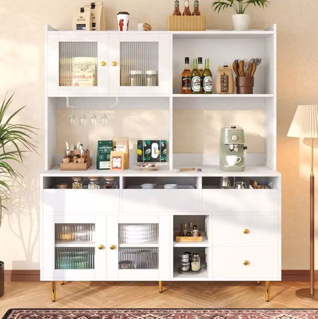 Credenza ULEVR 145x39x171 cm in MDF bianco con ante in vetro cannettato, portabottiglie, cassetti e vani aperti