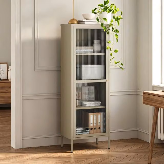 Armadio a Vetrata Säkylä en.casa con 4 Scomparti in Metallo e Vetro, Colore Cammello, L/P/H: 150 x 50 x 35 cm – 1