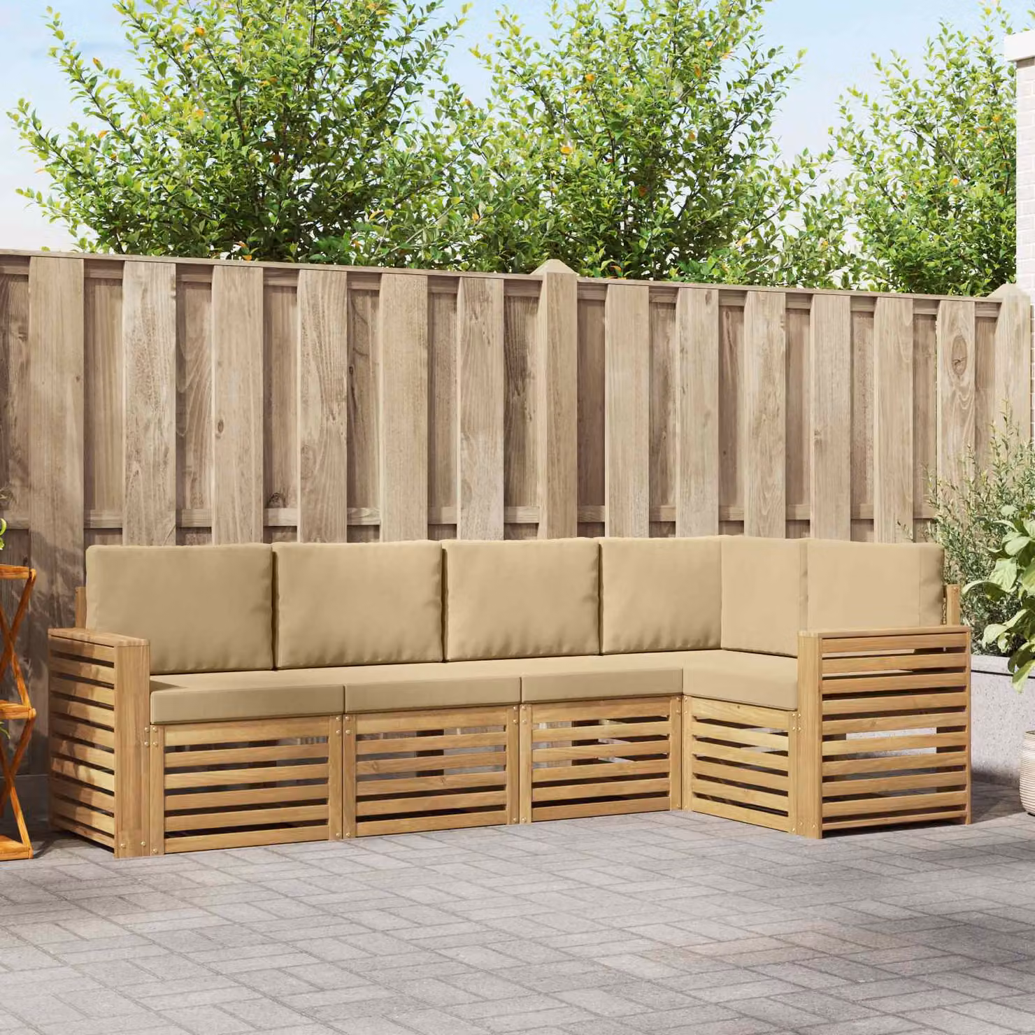 vidaXL Set di divani da esterno a L in legno di acacia con cuscini, Bianco e Beige