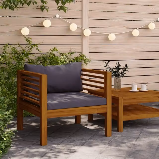 Sedia da giardino moderna vidaXL in legno di acacia oliato con cuscini grigi e braccioli