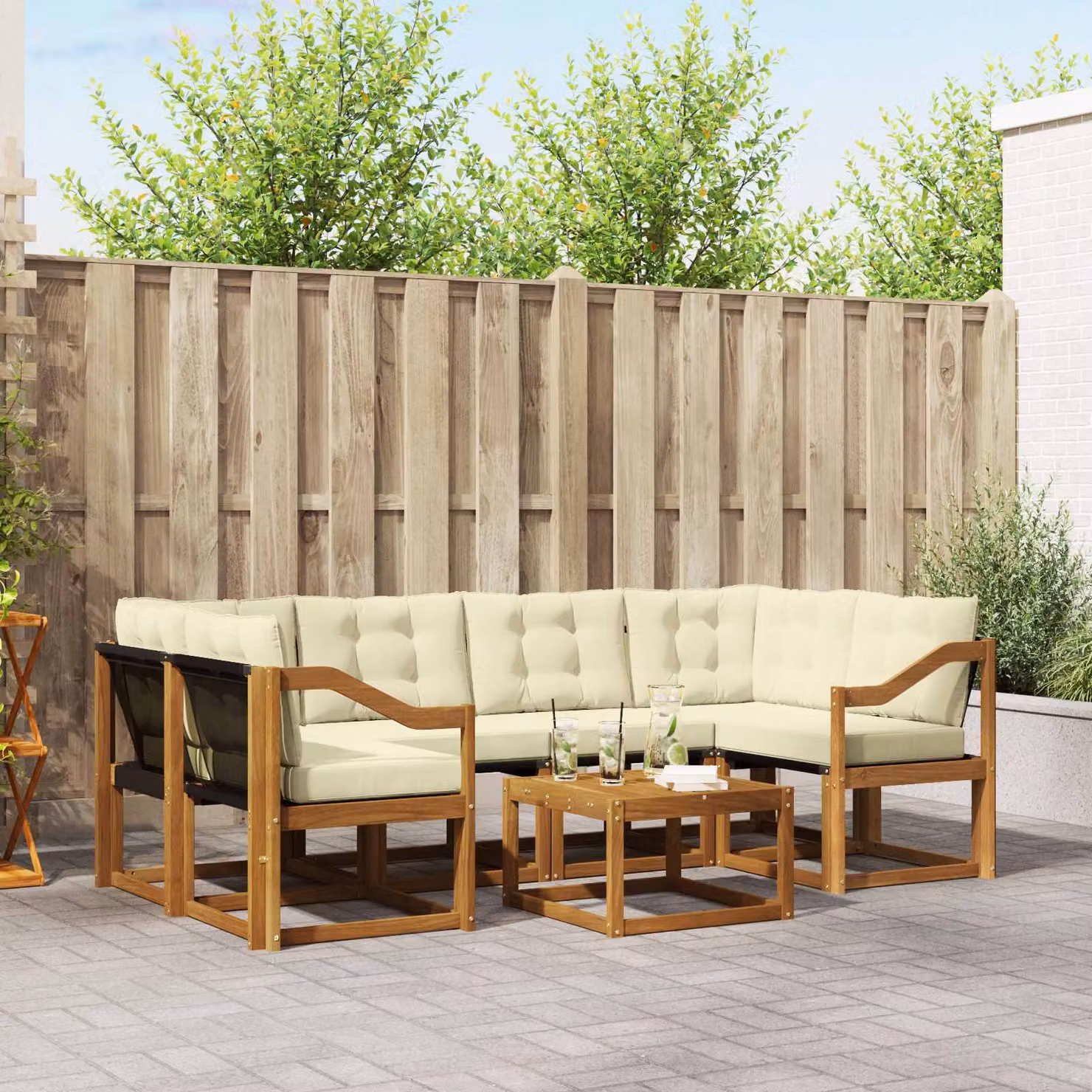 Set di divani da esterno vidaXL 7 pz in legno di acacia con tavolo da caffè e cuscini beige e bianco