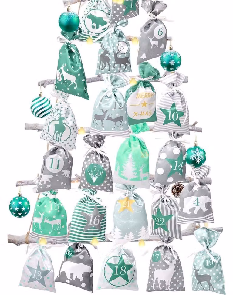 Calendario dell'Avvento da riempire: 24 sacchetti di stoffa, catena verde, dimensioni 12x21,5 cm
