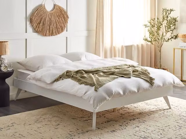 Letto Beliani in stile rustico bianco con rete a doghe in legno e gambe in legno di gomma L/P/H: 160 x 200 x 38 cm – 1