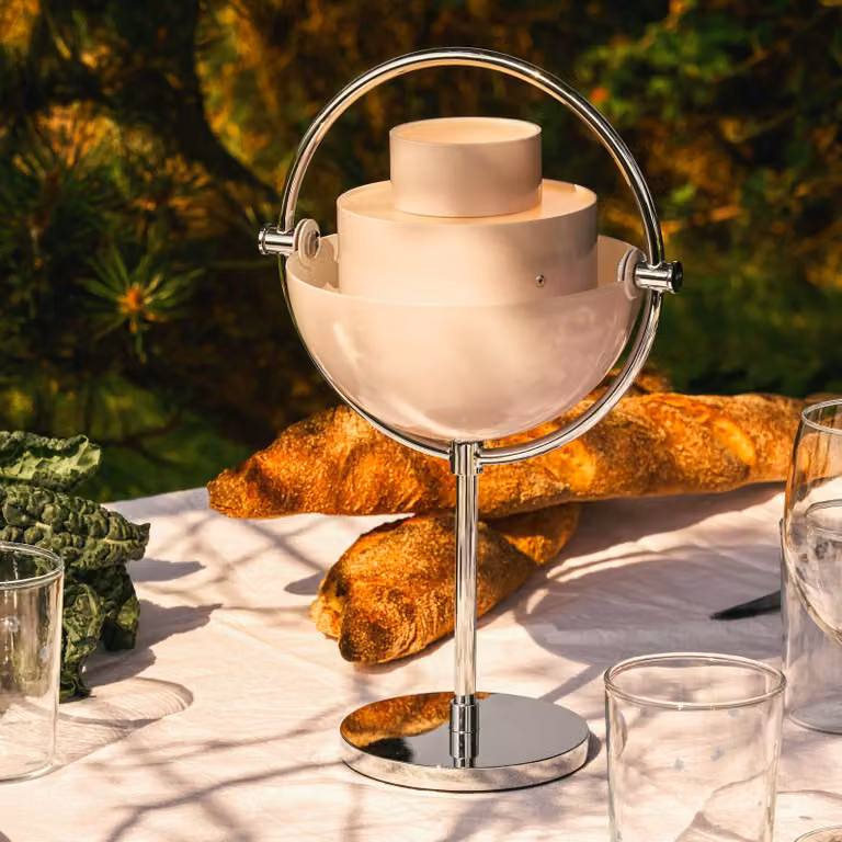 GUBI Lampada da tavolo Multi-Lite, dimmerabile, Cromo / Argento, Soggiorno / Sala da pranzo, Metallo, Design, Lampada da tavolo