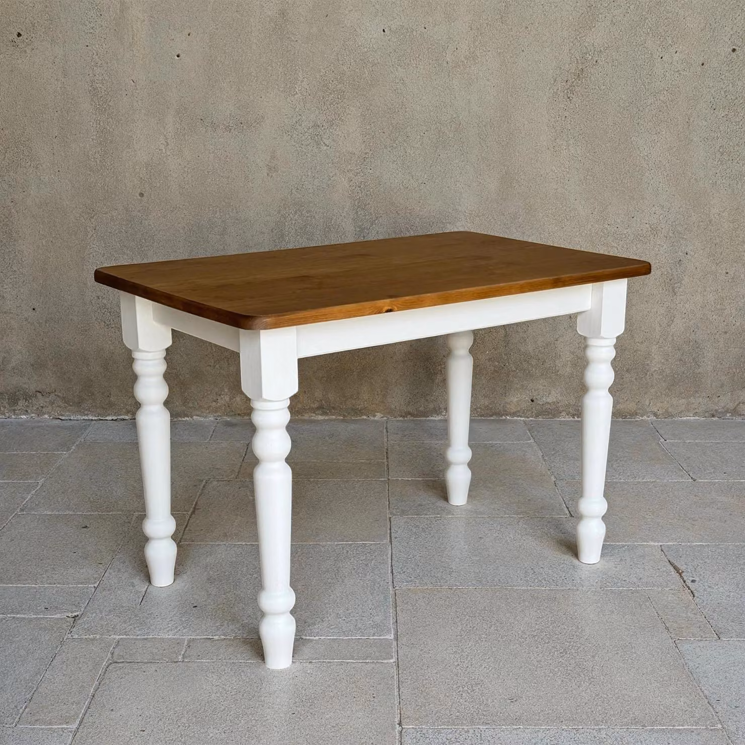 Tavolo da pranzo massiccio con piano in legno di colore noce, rifinito con trattamento a spazzola, oliato ecologicamente. Tavolo in legno in stile rustico, dimensioni 130 x 70 cm