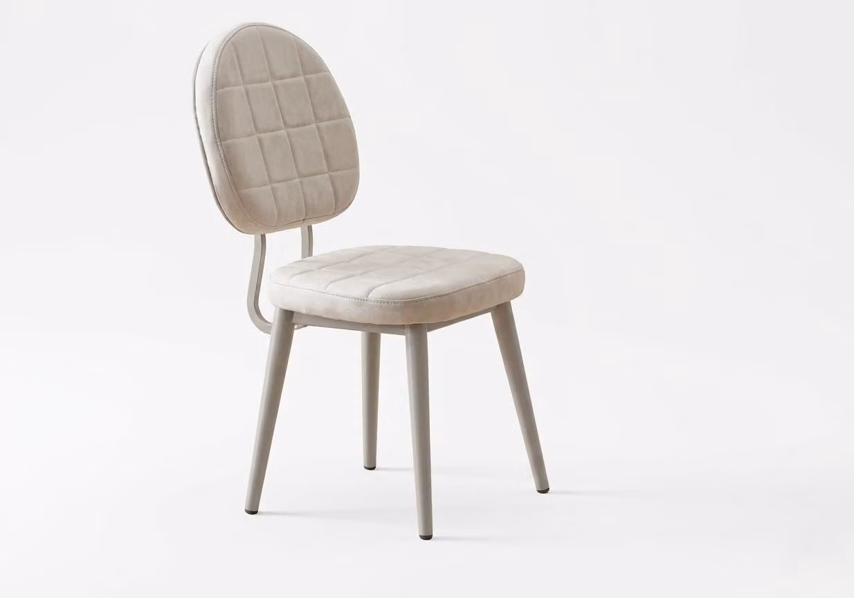 Sedia beige, comoda, morbida, in tessuto e metallo, in stile moderno, confortevole