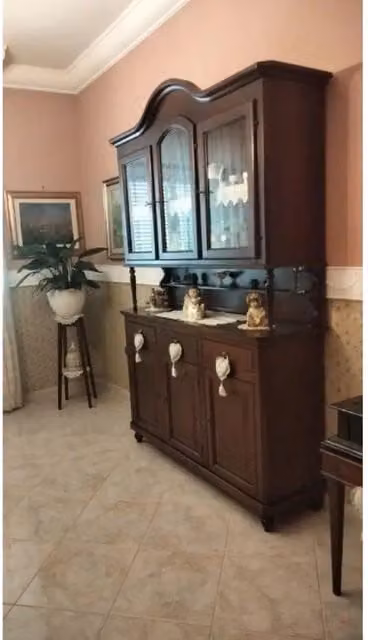 Cristalliera Shopinnovativo in stile classico con 6 ante in vetro e 3 cassetti in legno e MDF, finitura noce lucido, L: 150 cm, P: 43 cm, H: 220 cm
