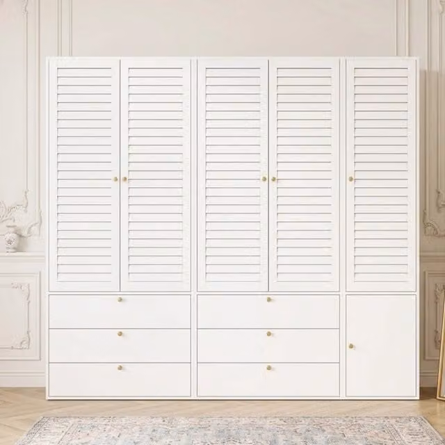 Armadio moderno bianco con ante a battente e dettagli oro, dotato di 6 cassetti interni e aste appendiabiti, L: 225 cm, P: 50 cm, H: 200 cm