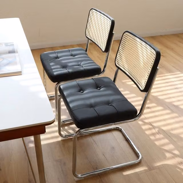 Set di 2 sedie da sala da pranzo OKWISH impilabili in pelle sintetica e rattan con struttura in acciaio cromato nero