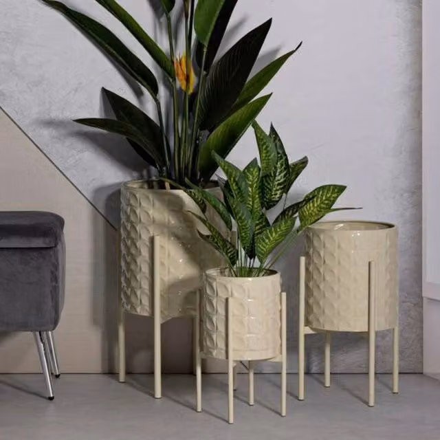 Set di 3 portavasi Cisterna DMORA, design moderno in ceramica e metallo, colore beige, L/P/H: 36 x 36 x 57 cm – 1