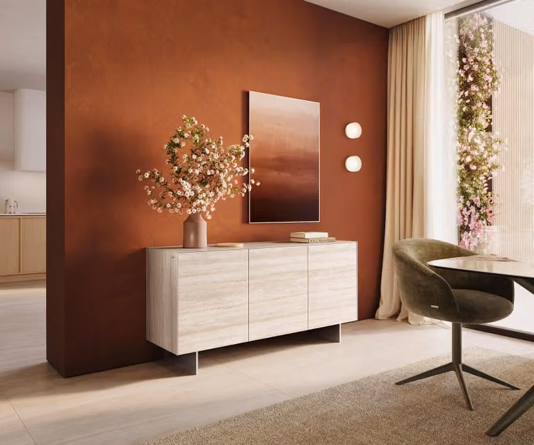 Mobile contenitore DELIFE modello Cuor, 150 cm, con piano in laminato Keramik Laminam® color travertino bianco crema-bianco, 3 ante, base con effetto sospeso in acciaio inossidabile