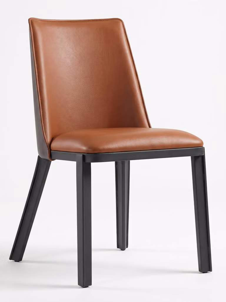 Sedia da pranzo minimalista, colore marrone, contrasto, pelle imbottita, design squadrato