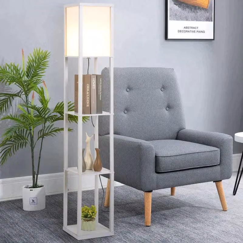 Lampada da terra bianca con 3 ripiani e spazio contenitivo | Colore: Bianco | Dimensioni: 26x26x160 cm