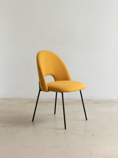 Sedia imbottita Vilna Kenay Home colore giallo con struttura in metallo