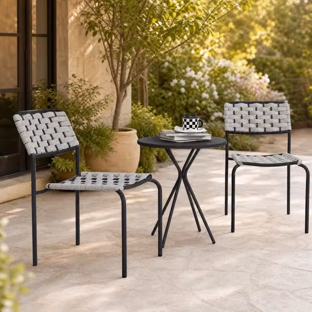 Set tavolo e sedie da giardino con tavolo rotondo e 2 sedie impilabili per terrazza, in acciaio e rattan grigio
