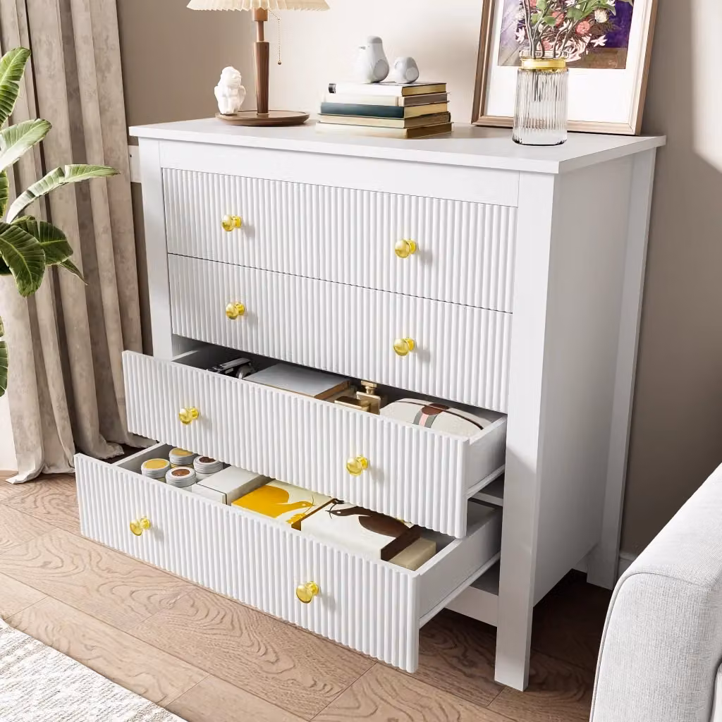 Cassettiera moderna MIVRAY con 5 cassetti a righe, finitura bianca opaca e maniglie dorate, L: 79 cm, H: 80.5 cm, P: 39.5 cm – 2
