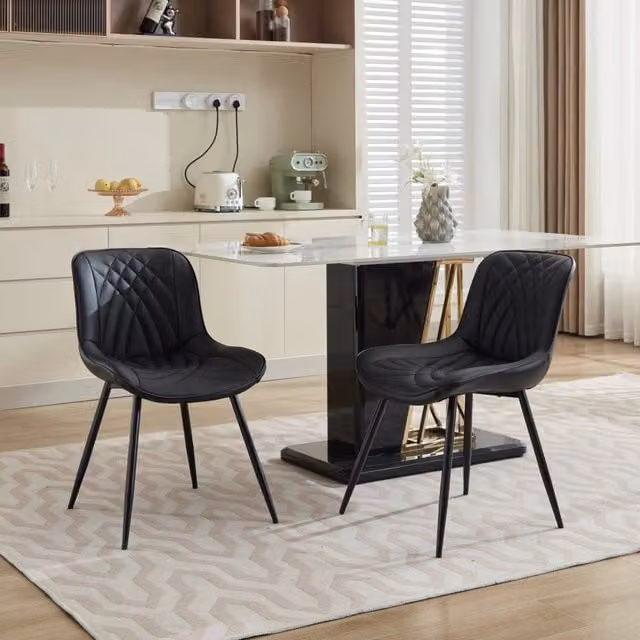 Set di 2 sedie da pranzo SINGULARTY in ecopelle nera con motivo geometrico trapuntato e gambe in metallo per cucina e sala da pranzo