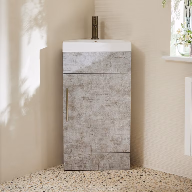 Mobile Bagno a Terra Angolare Grigio Cemento da 450mm con Lavabo e Maniglia con Barra a T in Ottone Spazzolato - Cluo