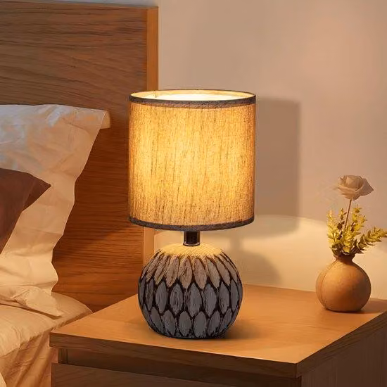 Lampada da tavolo in Vetroceramica Unyqoos® con paralume in tessuto, attacco E14 – lampada da tavolo dal design senza tempo, ideale per un'illuminazione calda e confortevole in soggiorno e camera da letto (lampadina non inclusa)