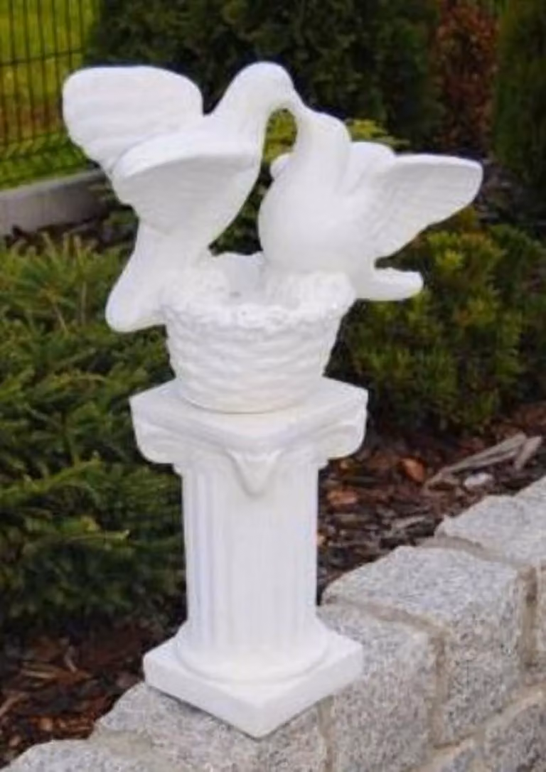 Casa Padrino Colonna barocca con cesto e colombe Bianco 40 x 35 x H. 104 cm - Magnifica colonna da giardino in stile barocco - Colonna in pietra per la decorazione del giardino - Accessori barocchi per la decorazione del giardino e del patio