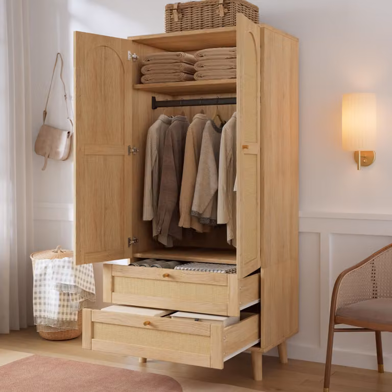 Armadio in legno effetto naturale, completo di asta appendiabiti; mobile multifunzionale con decorazioni in rattan e ripiani; armadio appendiabiti con 2 cassetti