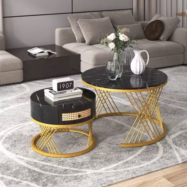 Set di 2 tavolini rotondi Aosom con piano effetto marmo, cassetti in rattan sintetico e gambe in ferro, colore nero e oro – 1
