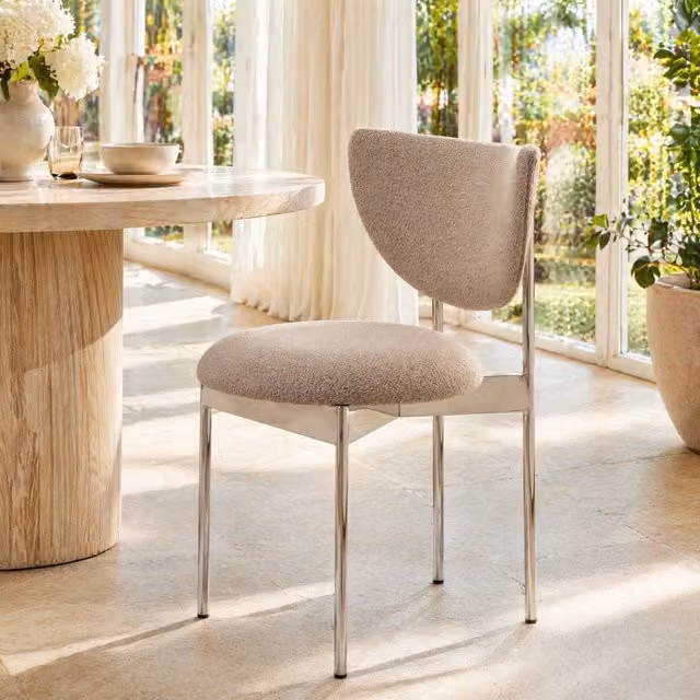 Sedia moderna Mivray in tessuto beige con struttura in metallo lucido per cucina