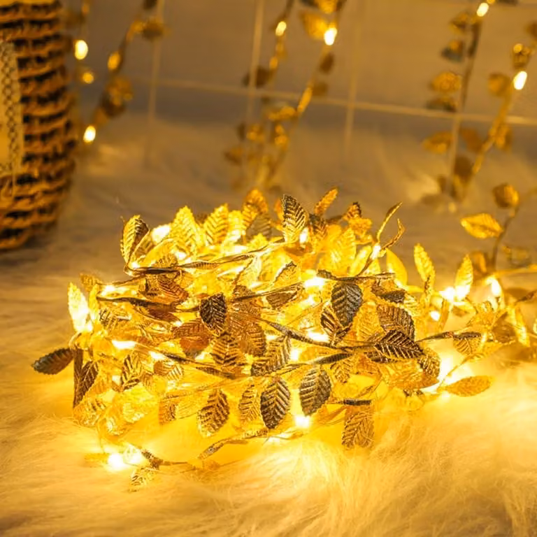 Catena luminosa dorata, lunghezza 5 metri, 50 micro-LED a luce calda, alimentata a batteria