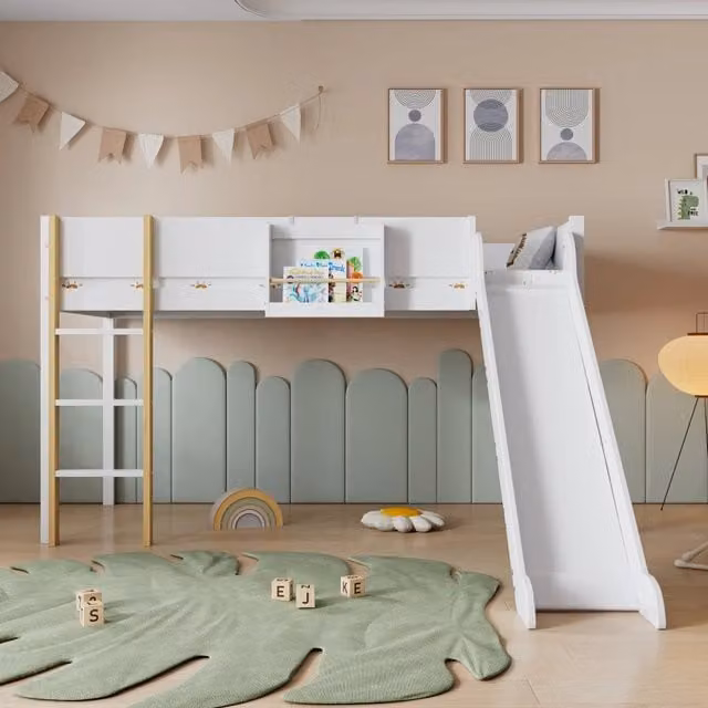 Letto a soppalco singolo 90 × 200 cm con scala, scivolo e ripiano, senza materasso, in pino e MDF bianco naturale