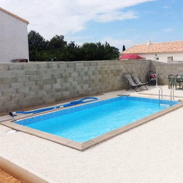 Piscina interrata rettangolare NATURALIS in pietra ricostruita effetto legno blu con filtrazione a cartuccia L: 4,67 m, P: 3,24 m, H: 1,28 m